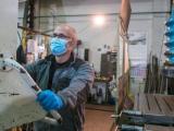  Мъж със защитна маска работи в цех в Сарогоса, Испания, след като от днес бяха възобновени някои икономически дейности