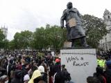 Паметник на Уинстън Чърчил с надпис  "Бил е расист"