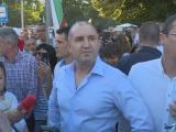 Президентът Румен Радев  сред протестиращите във Варна