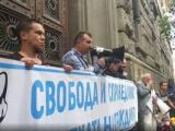 Протестиращи блокираха сградата на ЦИК, искат оставките на членовете й