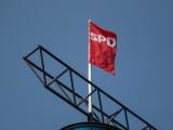 Партийният флаг се вее над централата на Германската социалдемократическа партия в Берлин