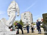 В честването на годишнината се включи и кметът Стефан Радев, който в знак на почит, заедно с останалите гости, поднесе цветя пред паметника на танкиста