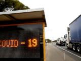 Най-малко 2800 шофьори на камиони чакат край Дувър възможност да стигнат до континента