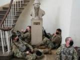 Войници си почиват в коридорите на Конгреса