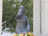  Паметникът на медицинските чинове в градинката пред ВМА