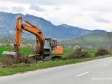 Община Сливен започна почистването от храсти, клони и изсъхнали дървета на пътя към квартал „Дебелата кория“