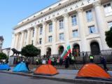 Протестиращи разпънаха палатки пред Съдебната палата