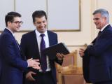 Стефан Янев (вдясно) със служебния министър на икономиката Кирил Петков (в средата) и вицепремиера Атанас Пеканов. Снимка: БГНЕС