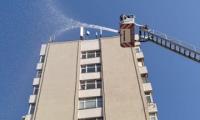 Сливенски пожарникари показаха умения за спасяване на хора и гасене на пожар във висока сграда 