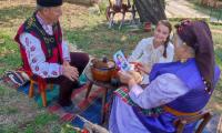 Тийнейджърка изпълни песента от „Козят рог“ в планинските села Ичера и Медвен