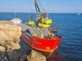 Акцията по претоварването на заседналия товарен кораб „Vera Su“ край местността „Яйлата“ е временно прекратена