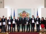  Президентът Румен Радев връчи награди на името на Джон Атанасов Снимка: Президенство