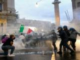 Полицията в италианския град Триест използва водни оръдия и сълзотворен газ, за да разпръсне демонстранти, протестиращи срещу здравния пропуск
