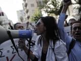 Протест на медици в Атина срещу изискването да са ваксинирани, за да ходят на работа, 21 октомври 2021 г. Снимка: ЕПА/БГНЕС