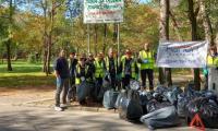 Доброволци от Ханон Системс чистят парк Лаута в Пловдив