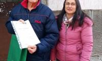 Инж. Любка Върбева, старши експерт в дирекция Горско стопанство на ИАГ, връчва на Петко Костов благодарствена грамота