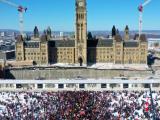  Протестиращи, част от „Конвоя на свободата 2022“, се събират пред парламента в Отава, Канада, 29 януари 2022 г.