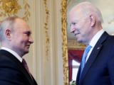  Владимир Путин  и Джо Байдън  се ръкуват преди срещата си във вила La Grange, в Женева, 16 юни 2021 г.
