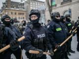Канадската полиция използва в събота лютив спрей и зашеметяващи гранати