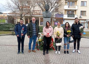 Младите възрожденци пред паметника на Левски