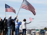  Жители на Спрингфийлд, щата Мисури, приветстват  Народния конвой, поел към Вашингтон, 28 февруари 2022 г.