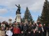 Гимназисти, учители и бивши армейци пред паметника