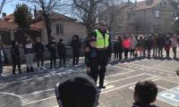 Пътни полицаи запознаха първокласниците от  ОУ „Димитър Петров”с правилата за движение