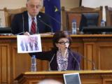 Депутатът Десислава Атанасова държи снимка, която според нея показва, че премиерът Кирил Петков е в София, но не е в парламента за блицконтрол