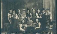 Младежка танцова група и членове на Женското дружество "Майчина длъжност" след проведения кооперативен празник в Сливен – 1940 г.