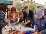 Стефан Радев се включи с деца от Сливен в работилницата за боядисване на яйца 