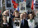 Владимир Путин поведе "Безсмъртния полк" по Червения площад в Москва
