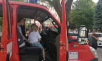 Пожарникари зарадваха децата на Сливен 