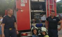 Пожарникари зарадваха децата на Сливен 