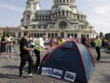 Протестиращи издигнаха палатка зад Народното събрание, която нарекоха "Обучителен център" за управляващите