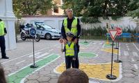 Пътна полиция в Сливен обучава малчуганите по безопасно поведени на пътя