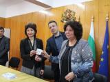 Две нови пощенски марки и плик с печат с гербовете на общините Сливен и Крумовград бяха валидирани от Министерството на транспорта и съобщенията