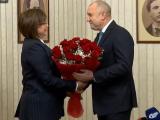 Президентът връчи мандата на Нинова с букет червени рози