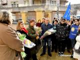 Кметът Стефан Радев и ученици от хуманитарната гимназия в Сливен поднесоха цветя пред паметната плоча на Дамян Дамянов 