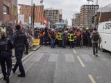 Подновена е стачката в транспорта във Франция, младежта протестира на улицата