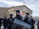 Полицията е пред Националното събрание, докато профсъюзите демонстрират срещу реформата на пенсионната система в Париж, 16 март 2023 г.