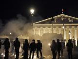  Френски полицаи са изправени пред протестиращите на площад Площад "Конкорд" пред френския парламент (Национално събрание) в Париж, 16 март 2023 г.,
