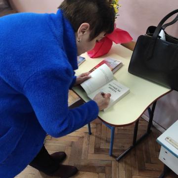 Г-жа Соня Келеведжиева, подари свои книги за библиотеката на училището.