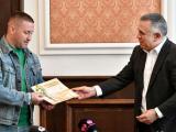 Автобусният водач Билял Хасанов бе награден от кмета на Община Сливен Стефан Радев със Значка за особени заслуги при изпълнение на гражданския и професионалния си дълг.