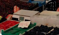 По пазарите продължават да продават скъпи малини и капини с цени за 100 грама