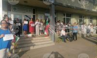 Служители на НОИ и НСИ в Сливен излязоха на протест тази сутрин