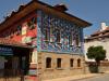 Мотиви на котленски килими и шевици украсяват фасадите на сгради в Котел