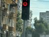 Издирват неизвестен, който лепи стикери на светофарите в Сливен