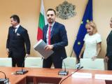 Министърът на икономиката Богдан Богданов (вторият отляво надясно) представи новото ръководство на ДКК