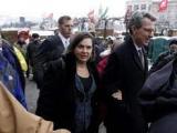 Помощник-държавният секретар на САЩ Виктория Нюланд и посланикът на САЩ Джефри Пайът се разхождат в лагера на опозицията на площад "Независимост" в Киев,10 декември 2013 г.