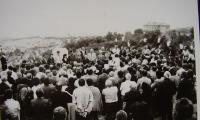 Поклонение през 1988 г. на лобното място на избитите 42 ма хухленци-мъченици. Снимките са от архива на Мистериите на Хухла
